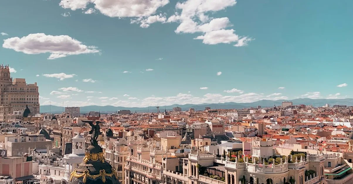 Trabajar en Granada: empleos, salarios y sectores en 2026